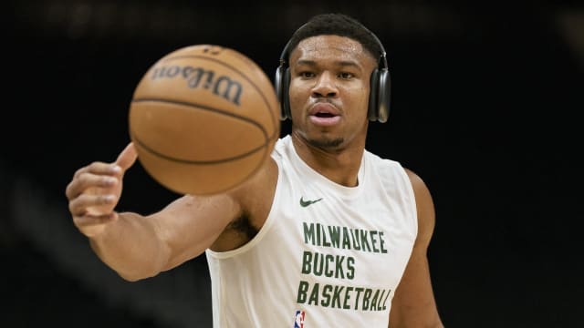 Milwaukee Bucks forward Giannis Antetokounmpo (34) reaches for the ball 